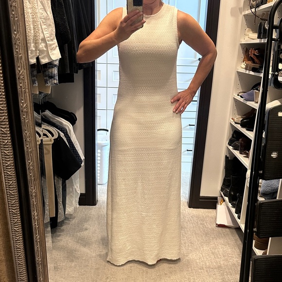 Elegant White Sleeveless Dress - Picture 1 of 4